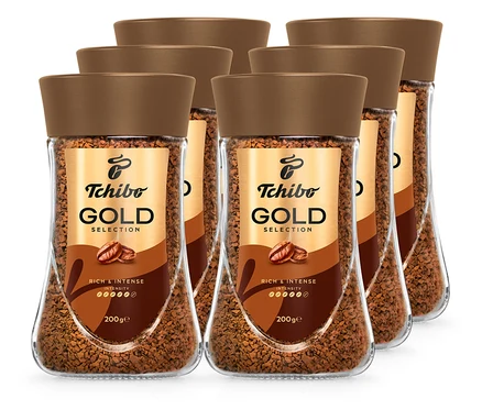 Šesť pohárov instantnej kávy Tchibo Gold Selection s hnedým viečkom.
