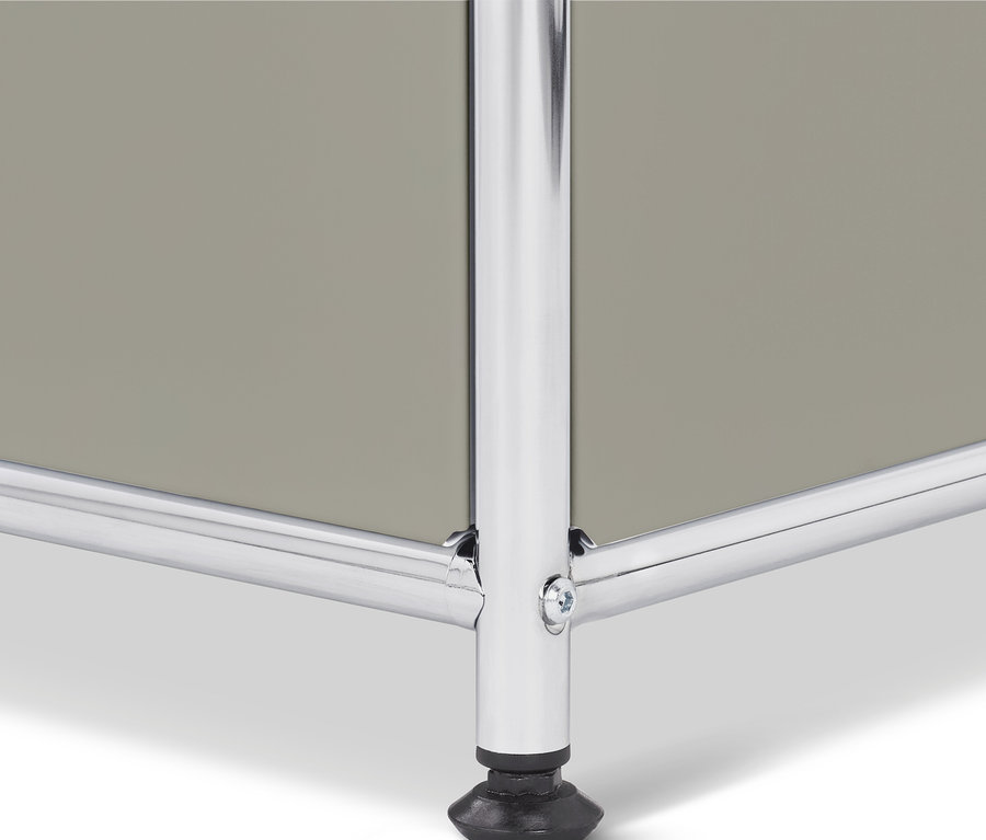 Detail šedej kovovej skrine Garderobe Metall »CN3« s dvomi výklopnými priehradkami a dvomi zásuvkami.