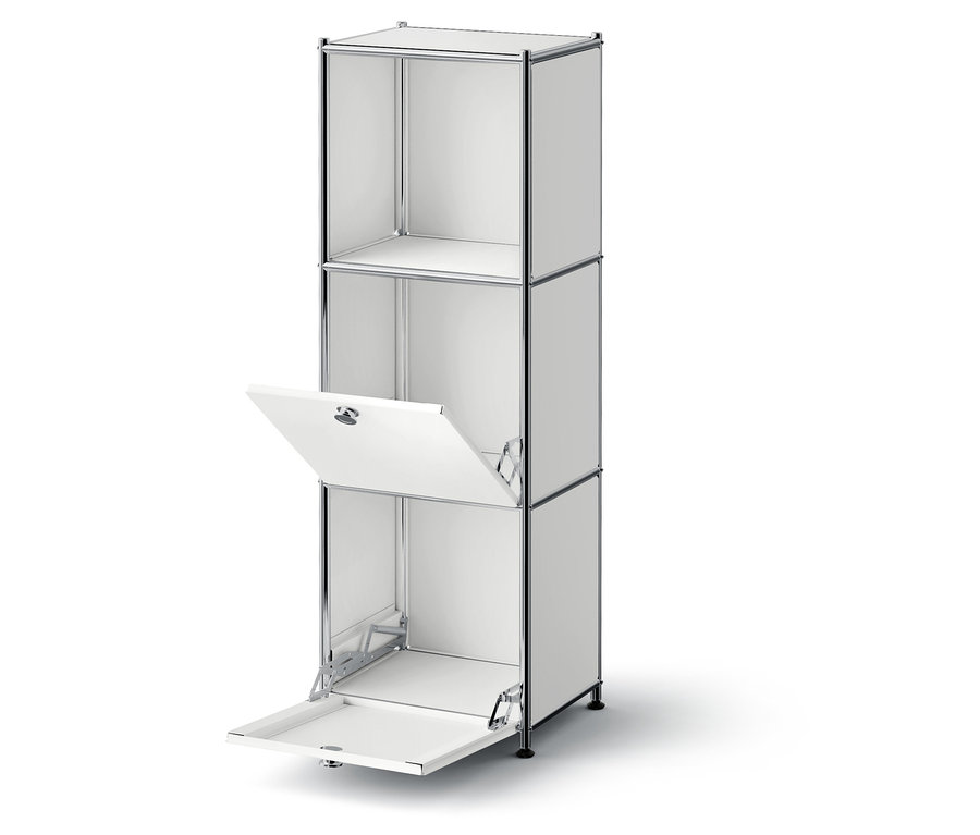 Trojposchodová biela skriňa s jednými otvorenými dverami.