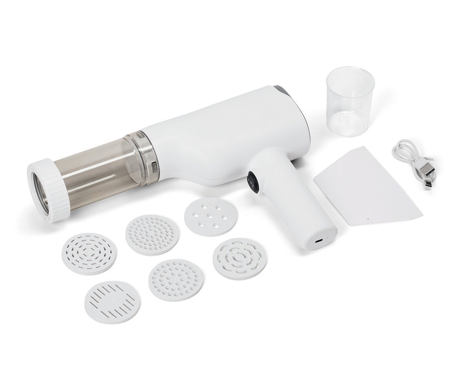 Elektrický výrobník cestovín s rôznymi nadstavcami, odmerkou, špachtľou a nabíjacím káblom na bielom pozadí.