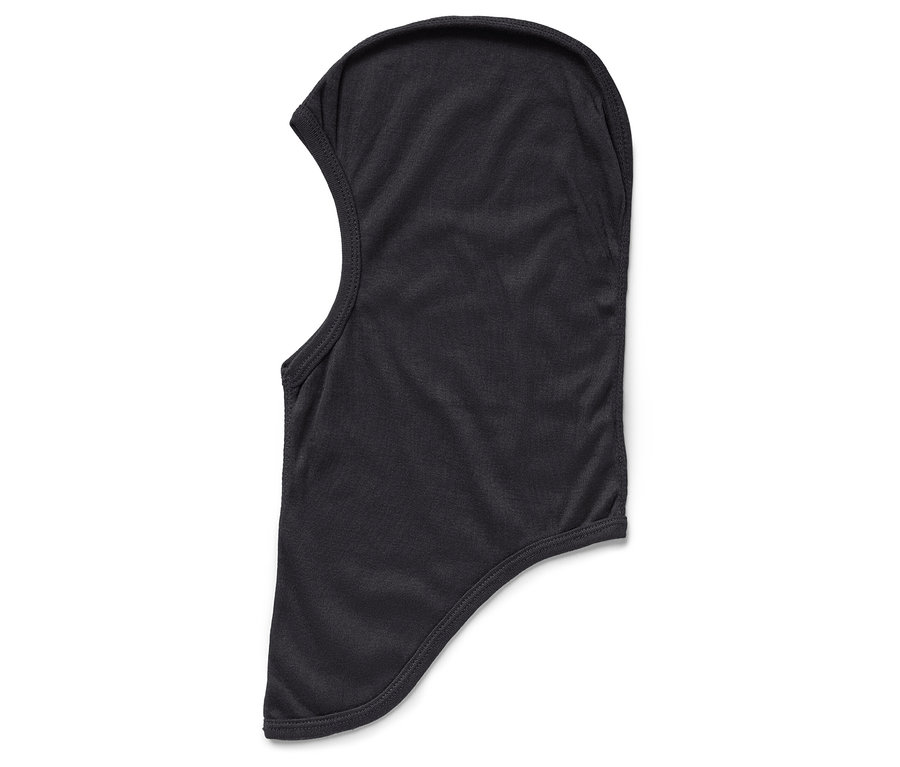 Čierna kukla na bielom pozadí.