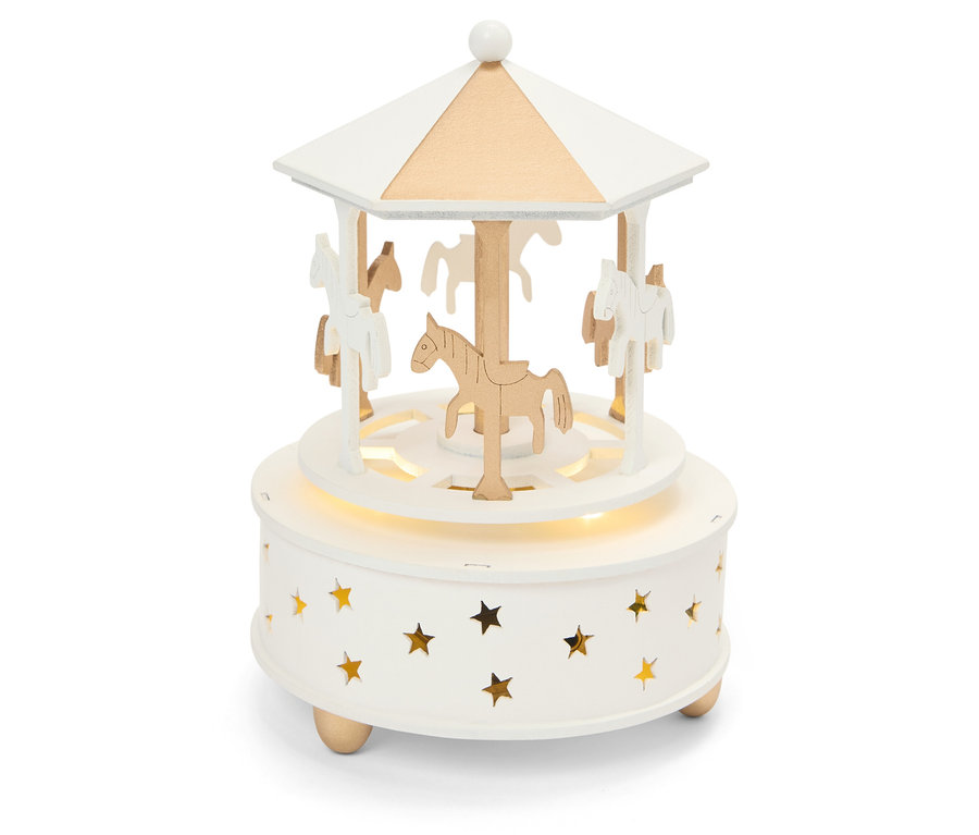 Biely hudobný kolotoč so zlatými hviezdami a drevenými koňmi.