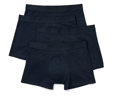 Štyri čierne pánske boxerky ležia na sebe.