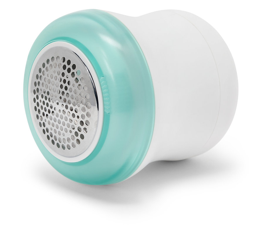 Detailný záber na odstraňovač žmolkov s modrozeleným akcentom na bielom pozadí.