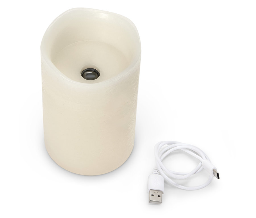 Krémová LED sviečka s USB káblom na bielom pozadí.