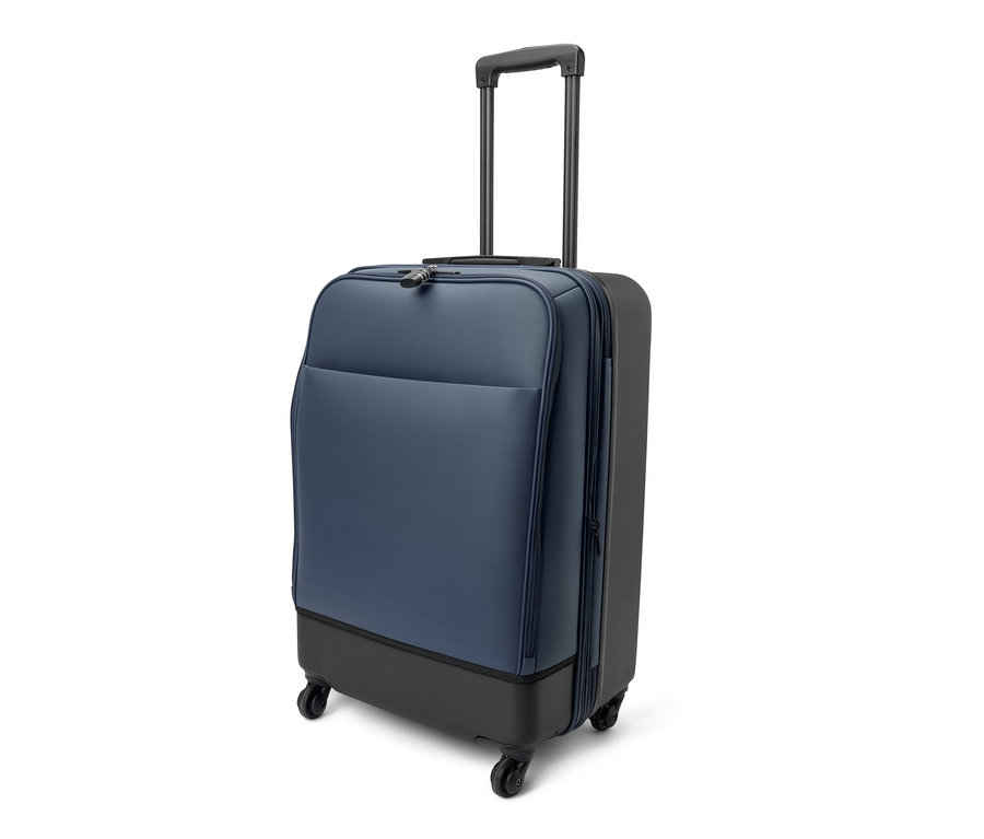 Hybridný kufor strednej veľkosti na bielom pozadí.