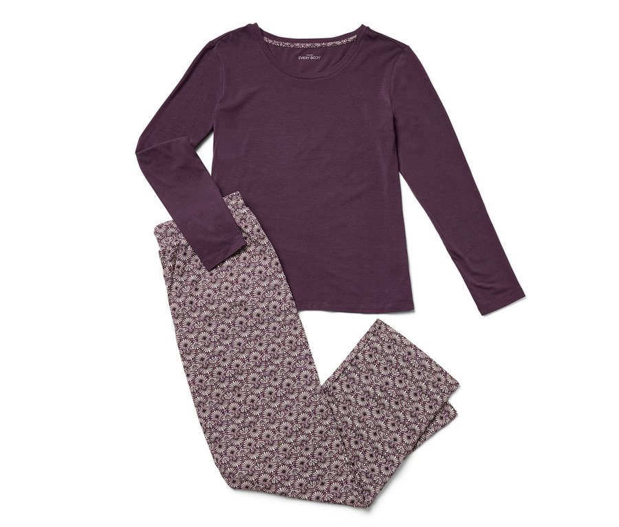 Fialové pyžamo s dlhým rukávom a kvetinovými nohavicami leží na bielom pozadí.