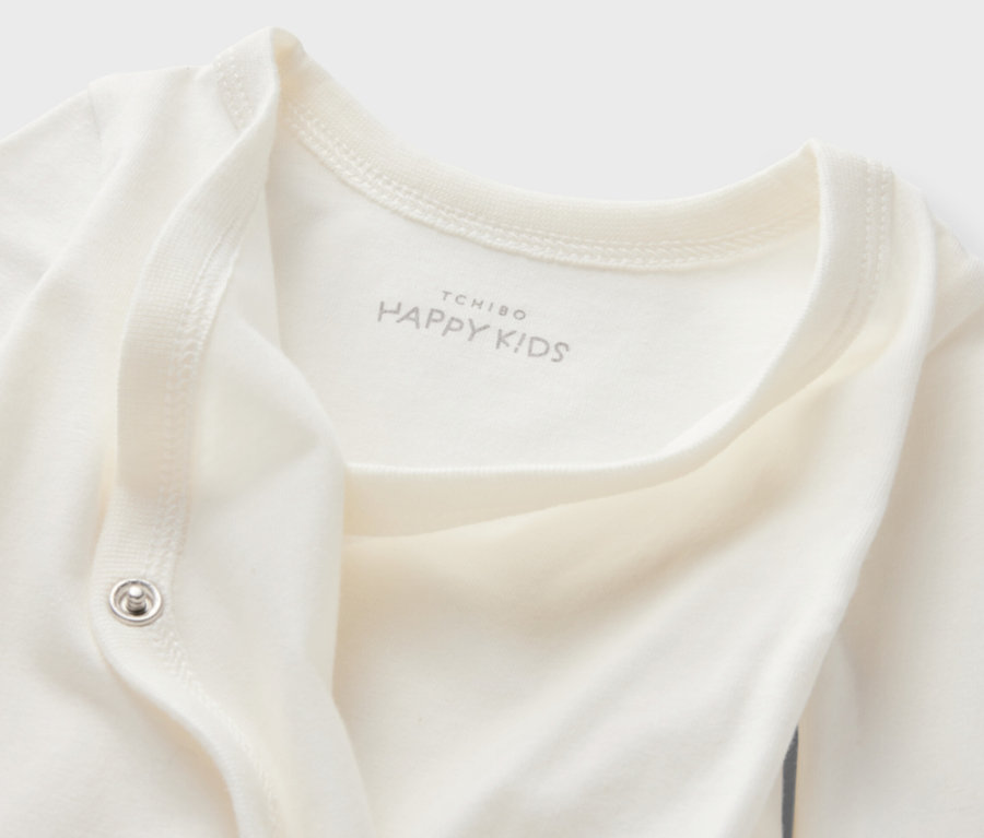Detail bieleho body pre bábätká s možnosťou prispôsobenia veľkosti, 5 ks, s logom Tchibo Happy Kids.
