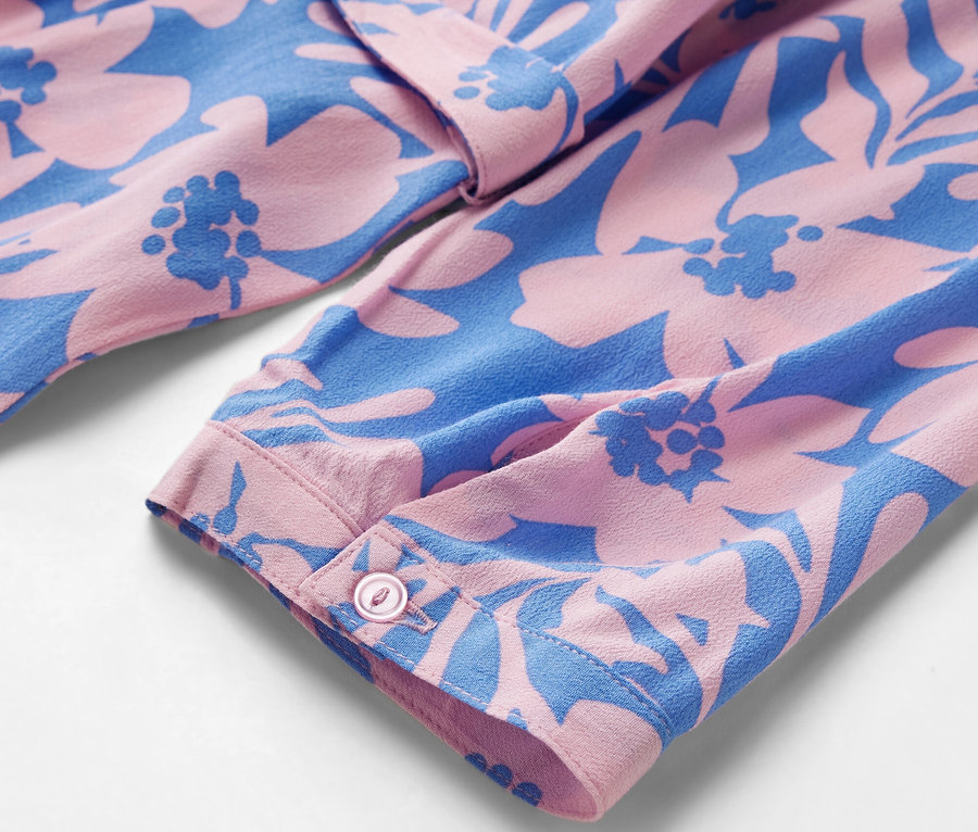 Detail košeľových šiat s potlačou.