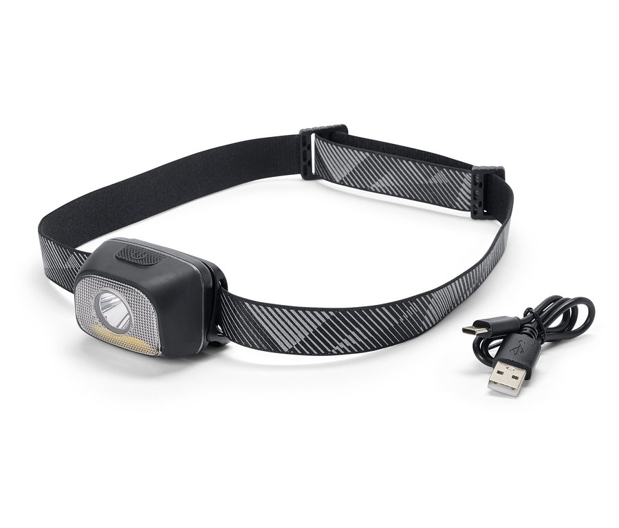 Čierna čelovka so sivo-bielym vzorovaným popruhom a nabíjacím káblom USB.