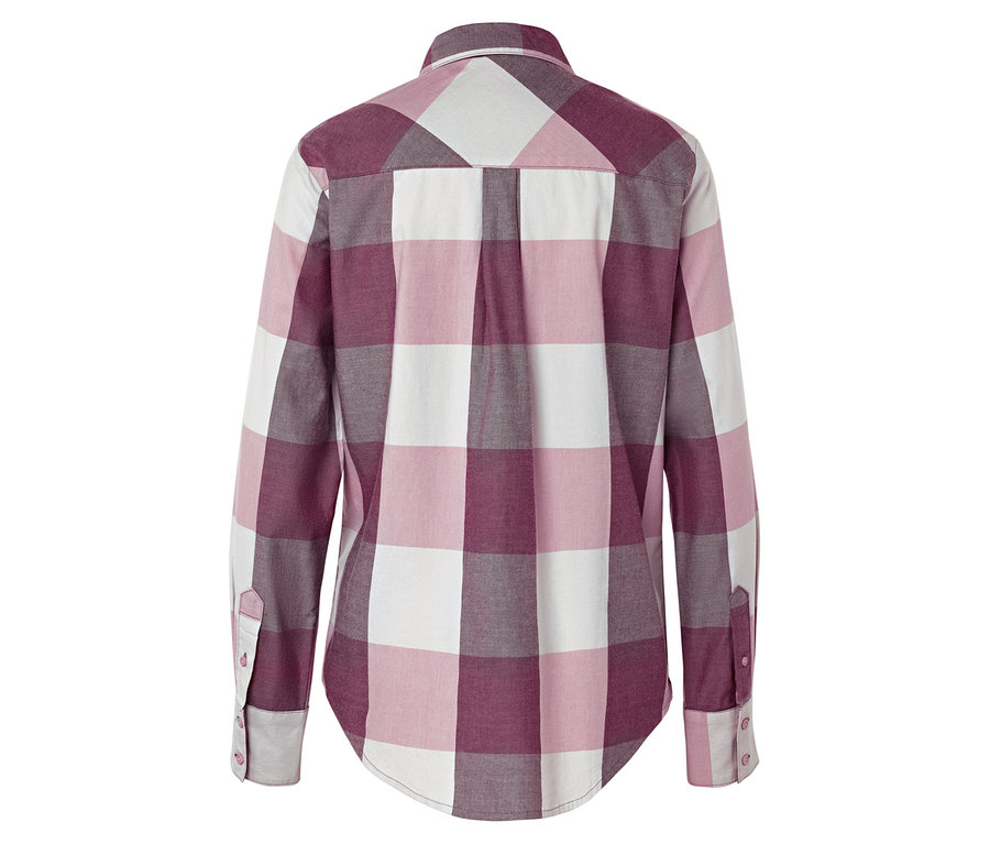 Detail zadnej strany kockovanej košele v odtieňoch ružovej, bielej a vínovej.