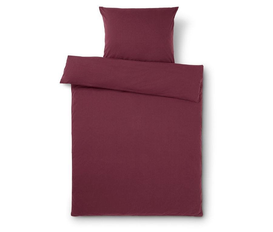 Vínová posteľná bielizeň so obliečkou na vankúš a prikrývku na bielom pozadí.