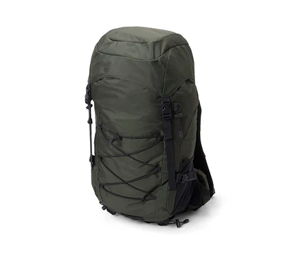 Zelený turistický batoh s objemom 40 l.