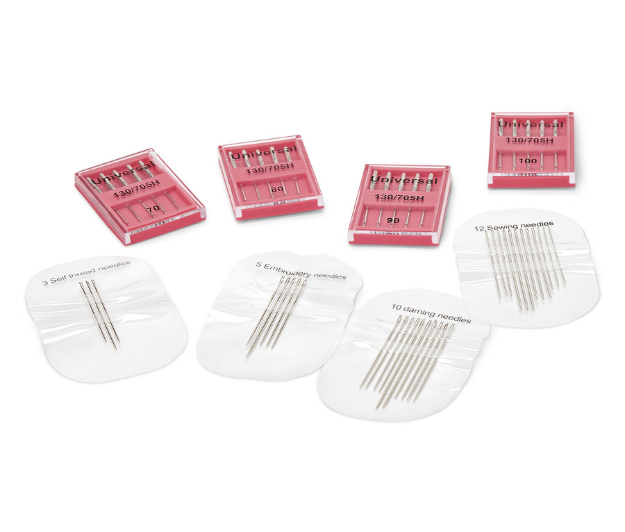 Súprava šijacích strojov a ihiel: rôzne ihly v obaloch a puzdrách.