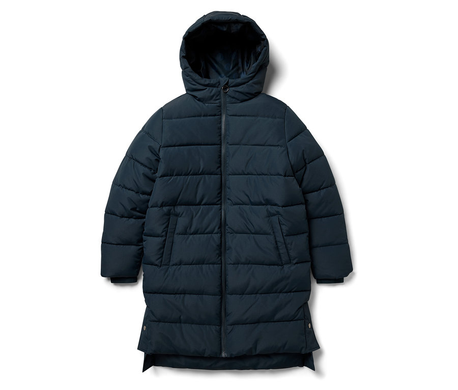 Tmavomodrá prešívaná bunda s kapucňou leží na bielom pozadí.