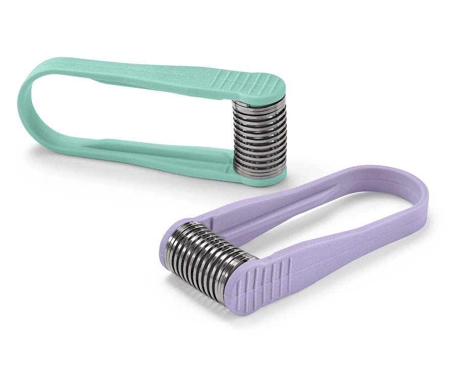 Dva epilátory s pružinovým závitom, jeden svetlomodrý a jeden fialový, ležia na bielom pozadí.