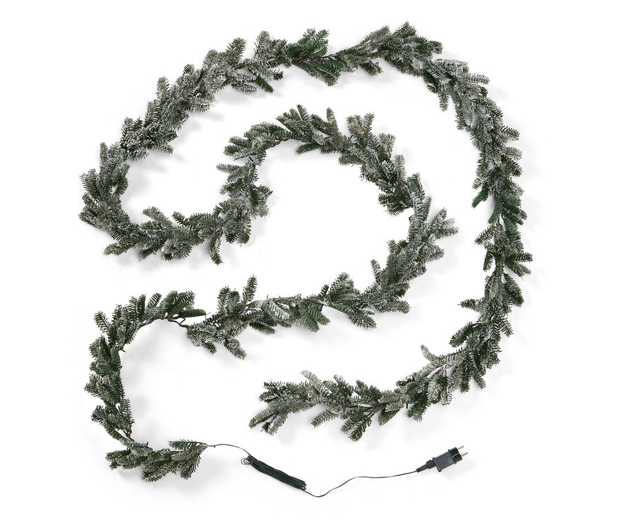 Dekoratívna girlanda z ihličia so zasneženým efektom a napájacím káblom na bielom pozadí.