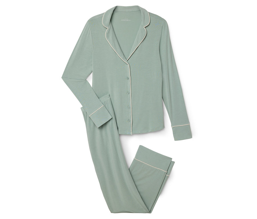 Zelené pyžamo s bielym lemovaním leží na bielom pozadí.