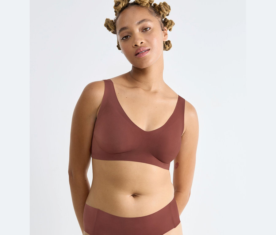 Žena má na sebe braletku sloggi ZERO Feel 2.0 Bralette.