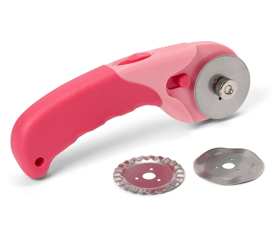 Ružový látkový rotačný rezač s dvoma čepeľami na bielom pozadí.