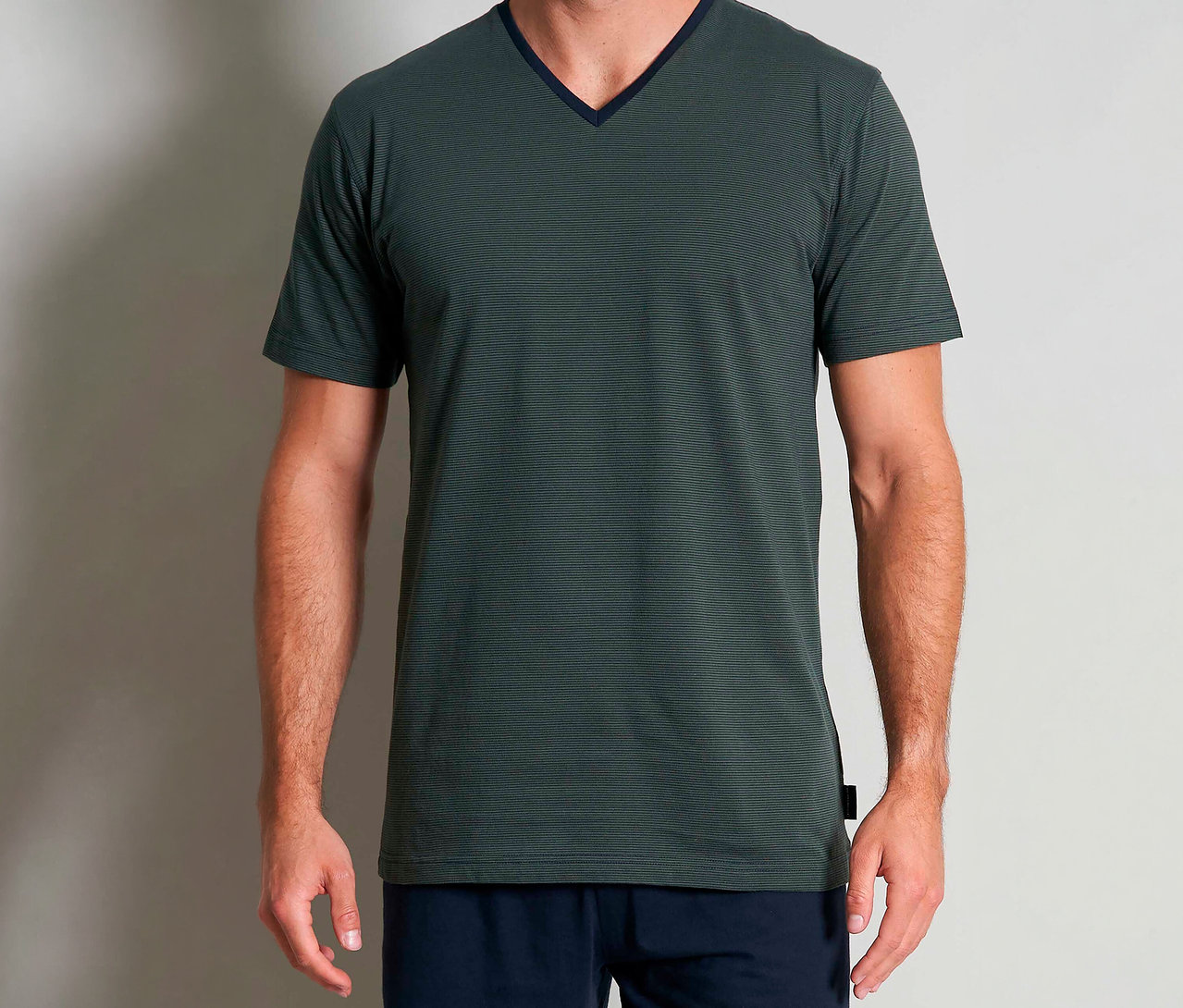 Muž má na sebe zelenú krátku pyžamovú súpravu Tom Tailor »Nevada« s výstrihom do V a krátkymi rukávmi.