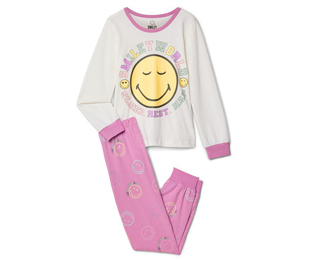 Detské pyžamo SMILEYWORLD®: Krémový top s dlhým rukávom s veľkou žltou smajlíkovou tvárou a nápisom „SMILEY WORLD SLEEP. REST. NAP.“, k tomu ružové nohavice s malými pastelovými smajlíkmi.