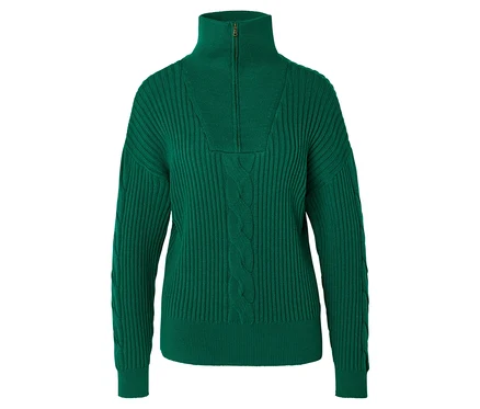 Zelený sveter s golierom na zips, rebrovaným a vrkočovým vzorom vpredu.
