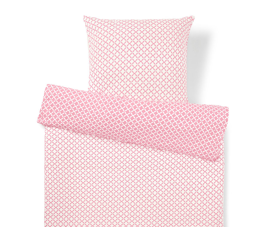 Súprava posteľnej bielizne s geometrickým vzorom v ružovo-bielej farbe, pozostávajúca z obliečky na vankúš, prikrývky a úzkeho vankúša.