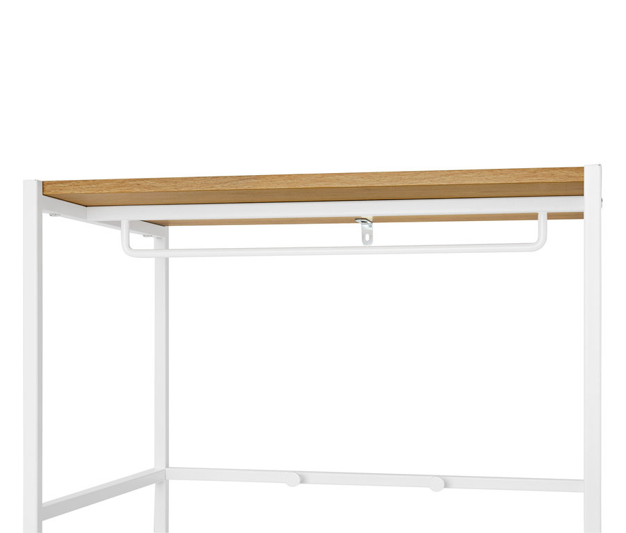 Detailný pohľad na biely stojan na šaty s policou zo svetlého dreva.