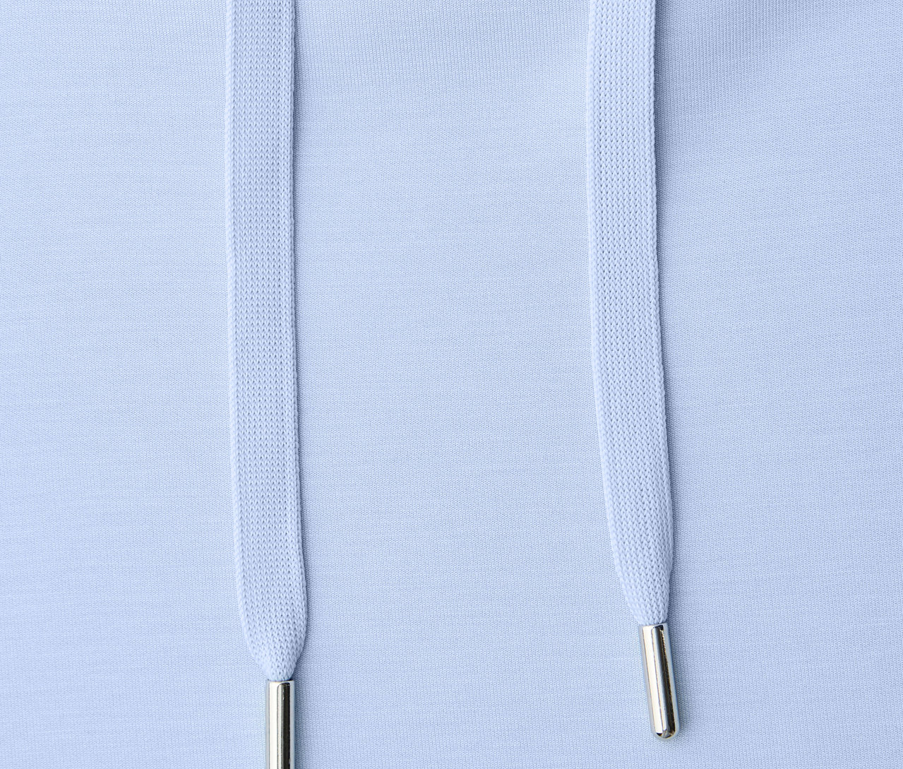 Detail svetlomodrého trička Street One so šnúrkou.