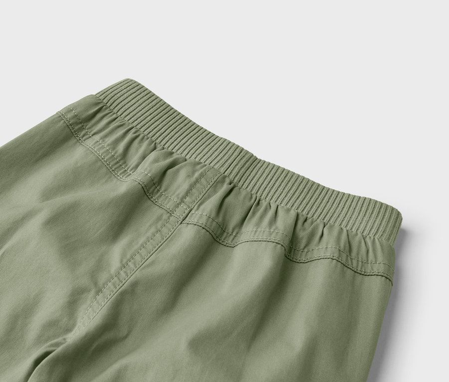 Detailný záber na zadnú časť olivovozelených nohavíc s elastickým pásom.