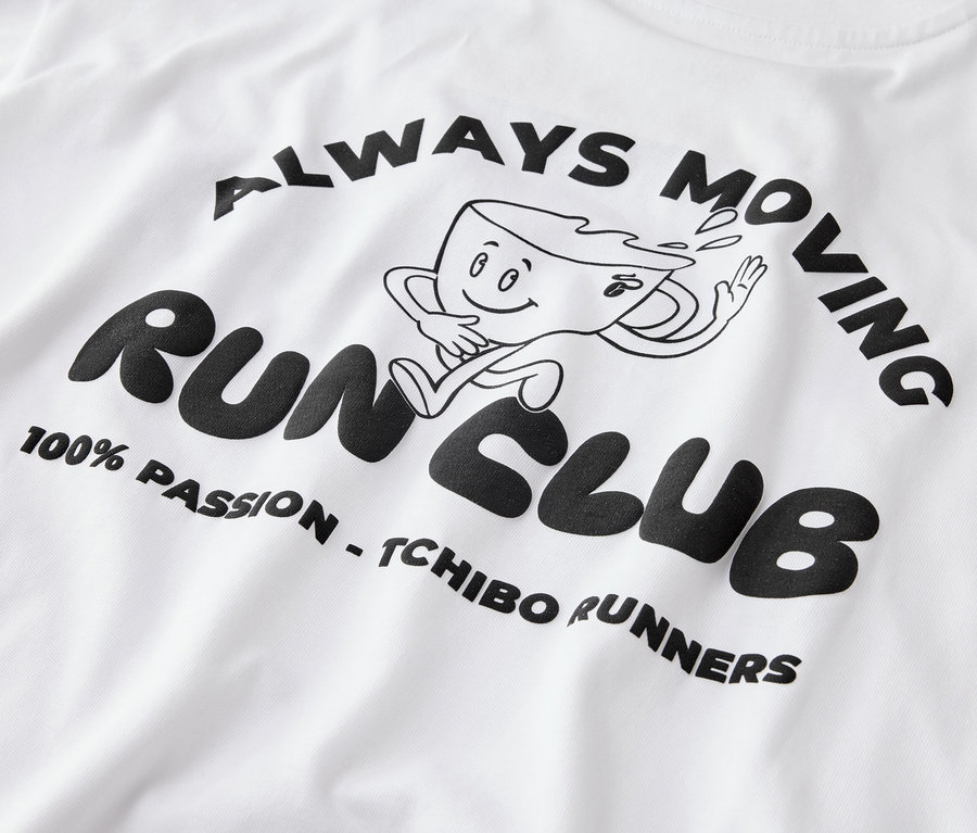 Biele športové tričko s čiernou potlačou "ALWAYS MOVING", bežiacej šálky kávy, "RUN CLUB" a "100% PASSION - TCHIBO RUNNERS".