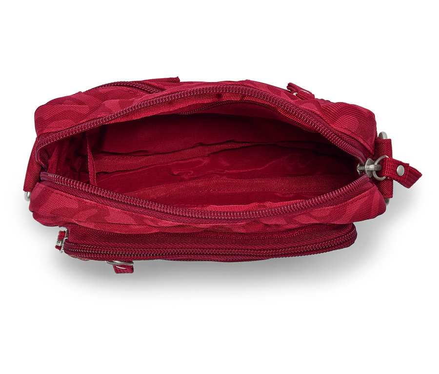 Detailný záber na otvorenú, prázdnu, červenú kabelku.