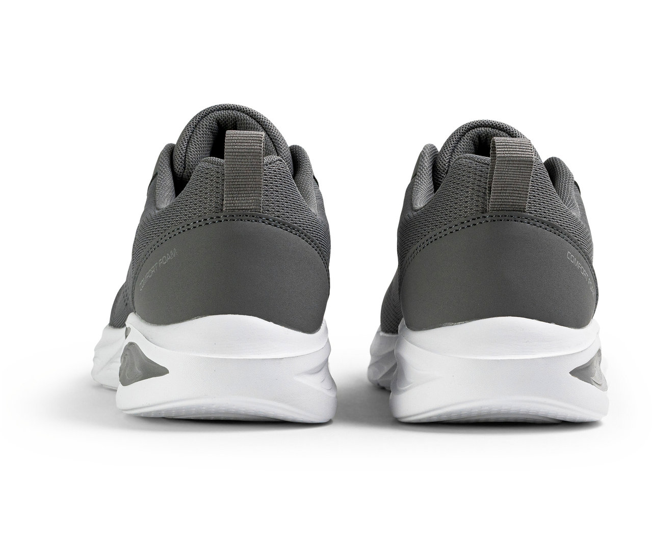 Dva pánske tenisky FILA Specctris, castlerock, stoja vedľa seba.