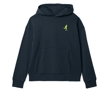 Tmavomodrá mikina s kapucňou a žltým logom futbalistu na hrudi.