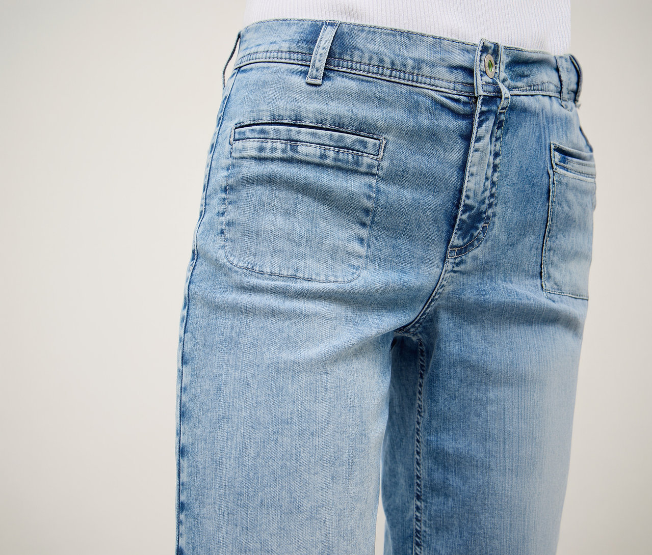 Detail svetlomodrých nohavíc Angels Denim »Linn Smart« Culotte s našitými vreckami.