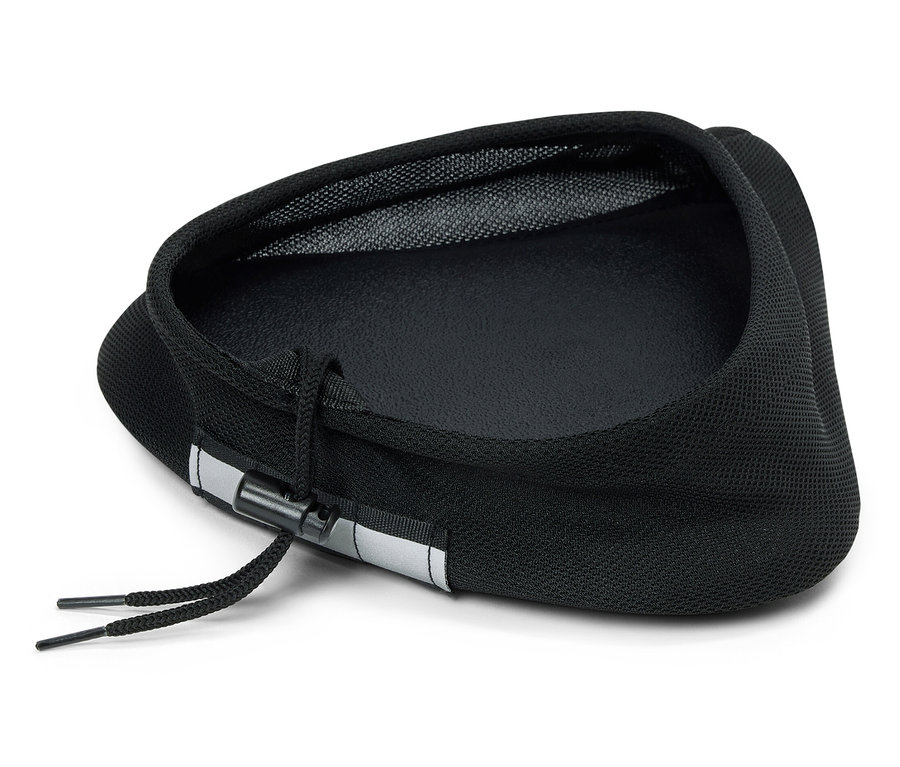 Čierny poťah na sedadlo bicykla so šnúrkou leží na bielom pozadí.