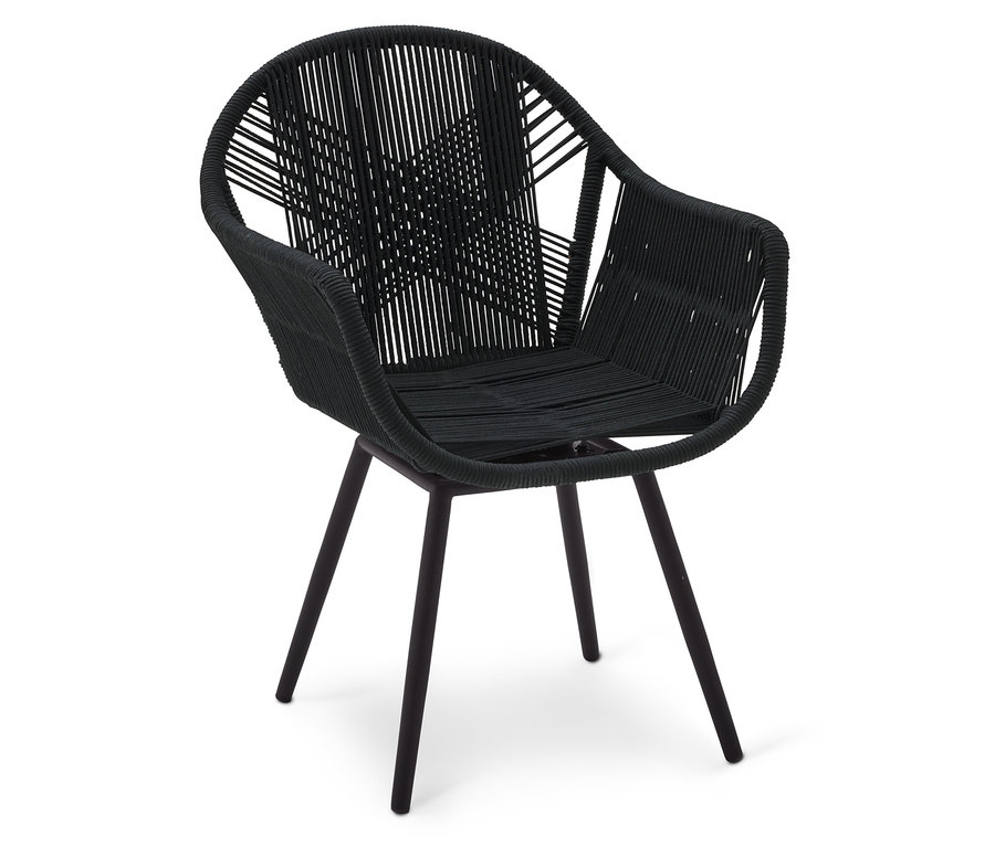 Čierna lanová stolička s podrúčkami a štyrmi nohami na bielom pozadí.