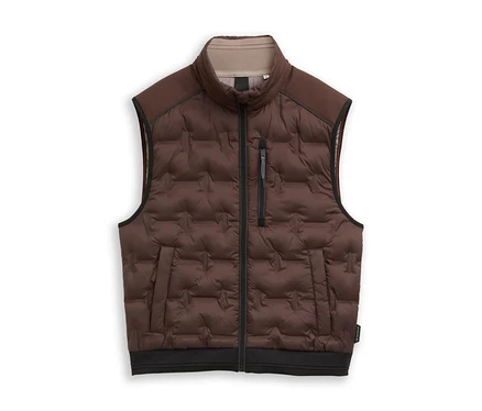 Ľahká hybridná prešívaná vesta Tom Tailor v tmavohnedej farbe java, s celoplošným zipsom, stojačikom a náprsným vreckom na zips.
