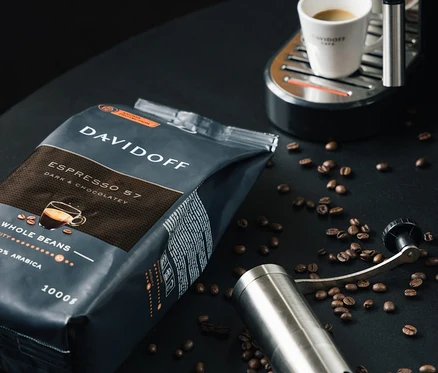 Balenie zrnkovej kávy DAVIDOFF CAFÉ Espresso 57 - 1x 1000 g, mlynček na kávu a šálka na espresso pod kávovarom.
