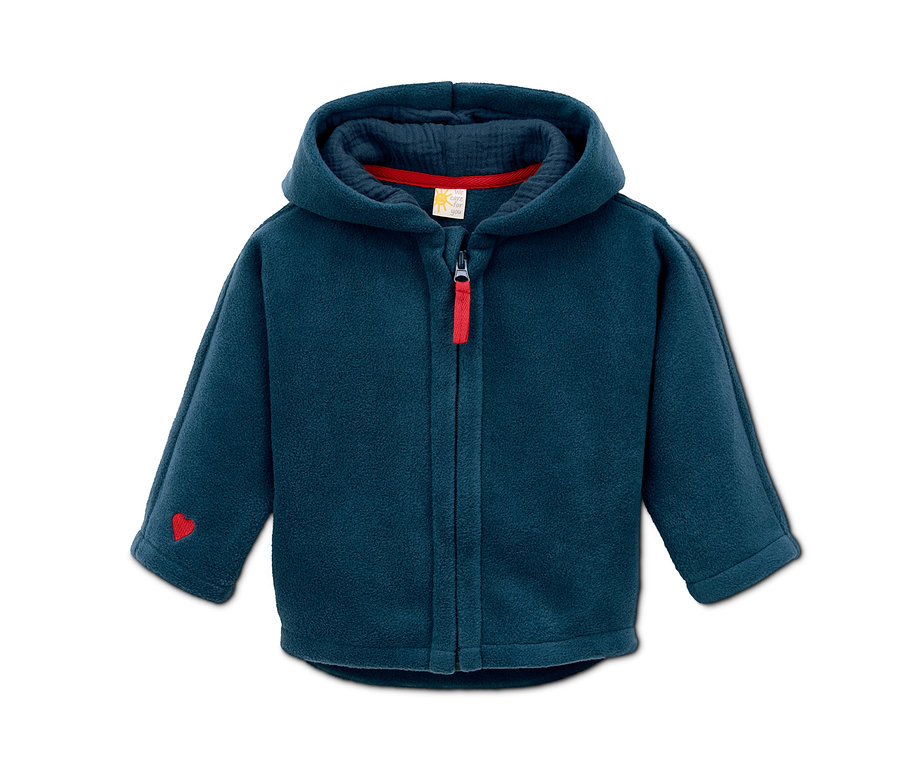 Tmavomodrá flísová bunda s kapucňou a červeným zipsom.