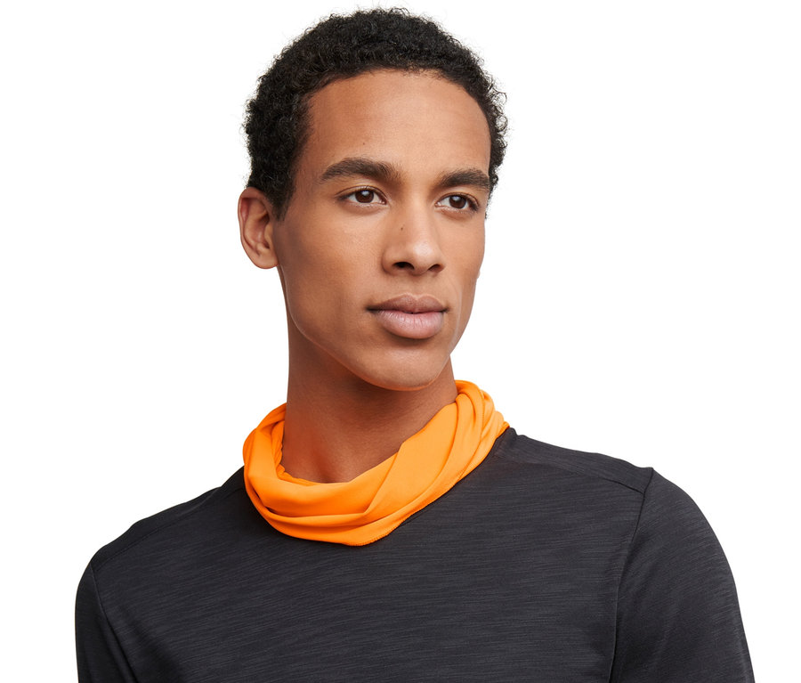 Muž nosí neónovooranžovú multifunkčnú šatku okolo krku.