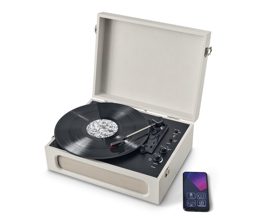 Béžový prenosný retro gramofón s funkciou Bluetooth® s otvoreným vekom a platňou. Vedľa gramofónu je smartfón.