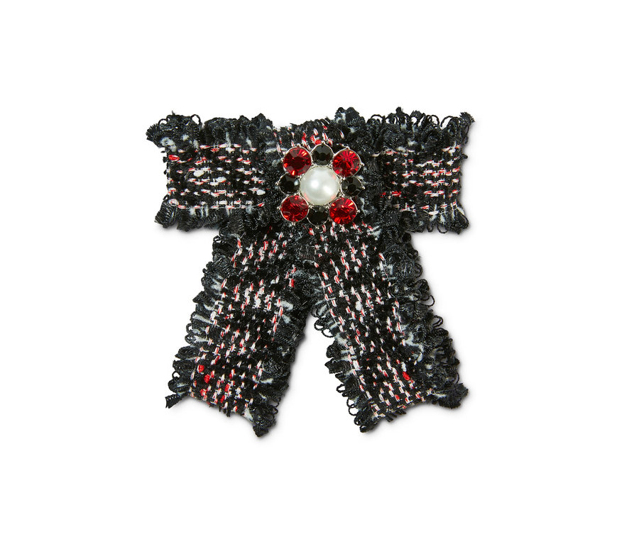 Detail brošne v tvare mašle z tvídu.