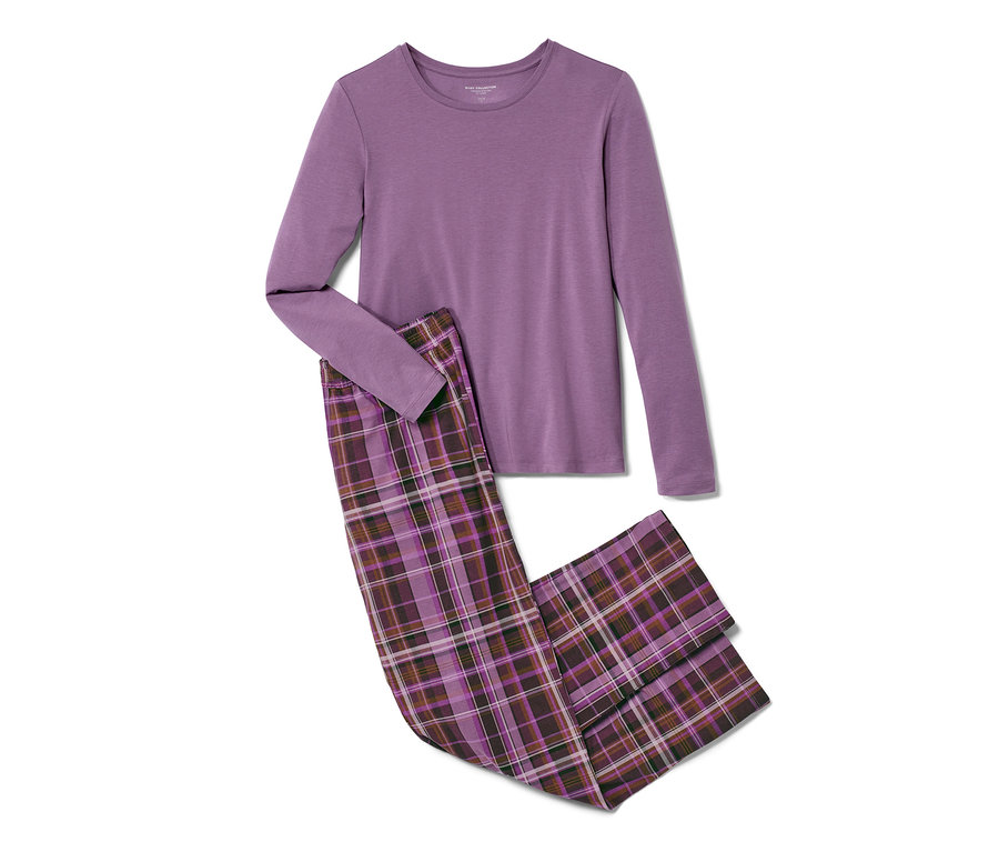 Fialové pyžamo s dlhým rukávom a kárované nohavice ležia na bielom pozadí.