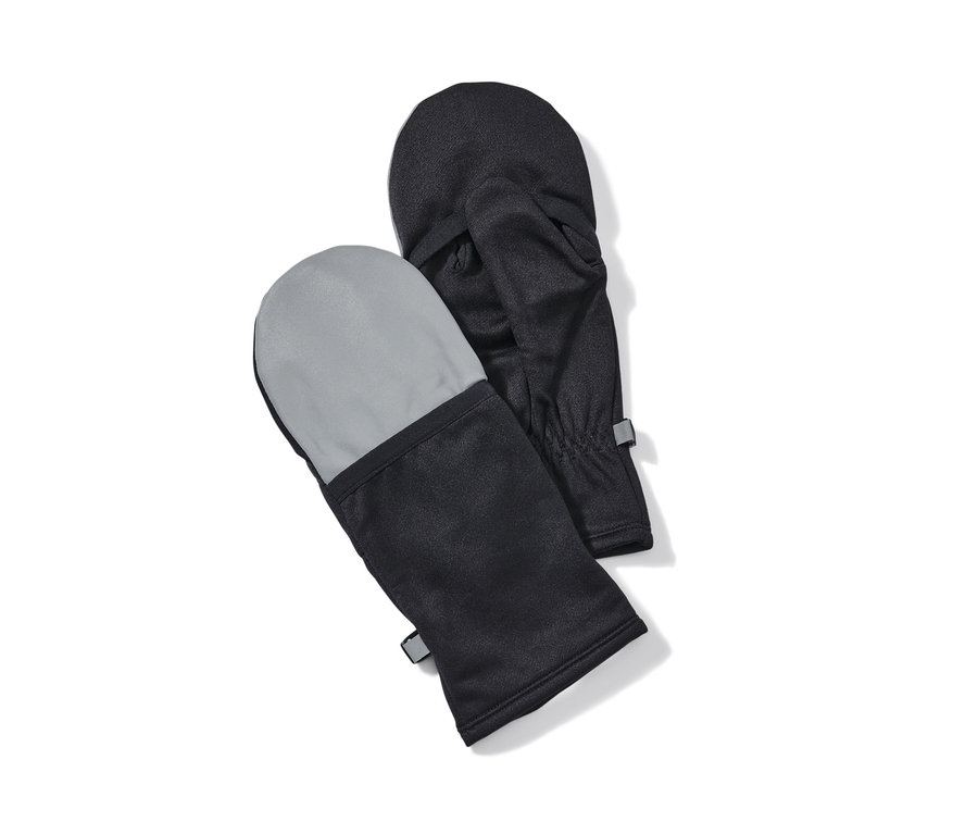 Dvoje čierne bezprstové bežecké rukavice ležia na sebe.