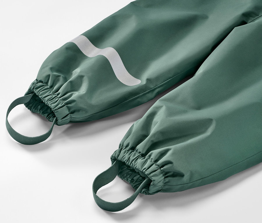 Detail detských termo nohavíc do dažďa, tmavozelené.