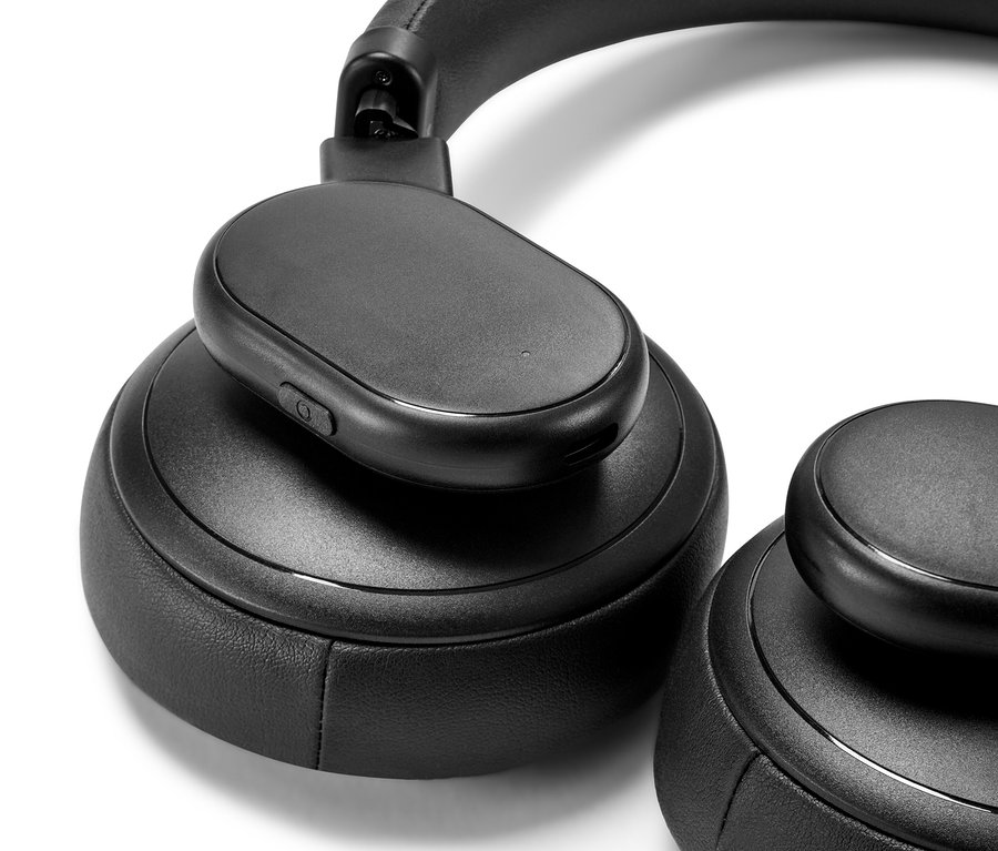 Detailný záber na čierne slúchadlá Bluetooth® s dotykovou funkciou.