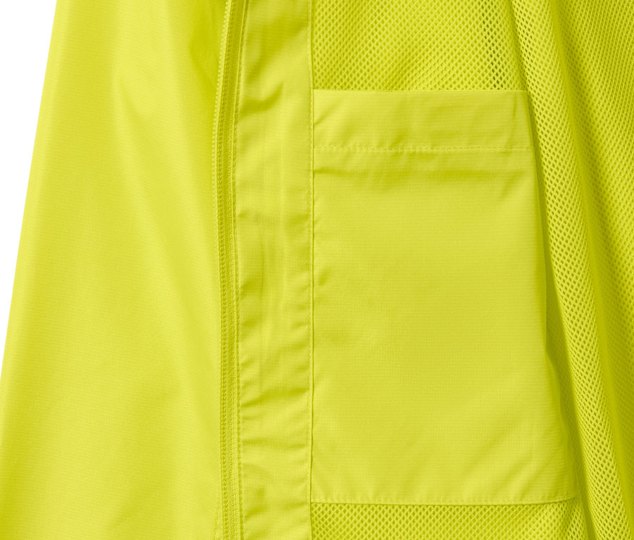 Detail limetkovej unisex bundy do dažďa s vreckom na hrudi.