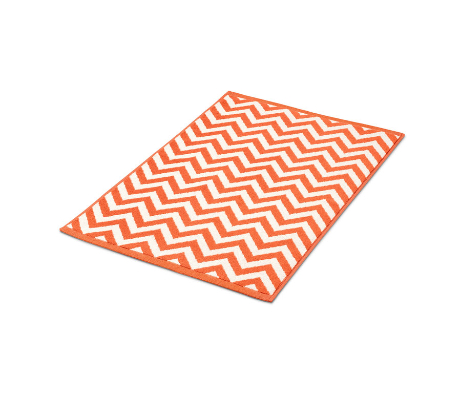 Oranžovo-biela predložka pred sprchovací kút so vzorom cik-cak.